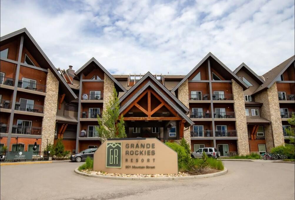 Cozy One Bedroom Condo With Indoor Pool And Hottub Canmore Eksteriør bilde